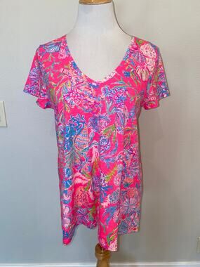 Lilly Pulitzer Etta V-neck Knit Tee Shell Me Something Good Tee S/S Pink size M